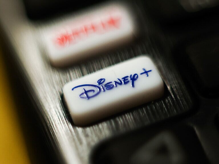 Wall Street loses steam as oil sell-off deepens, Disney earnings beat
